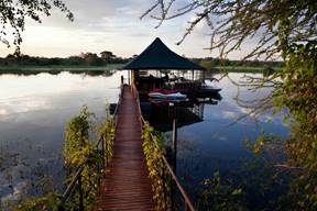 Taranga SAfari Lodge Bar on the water
